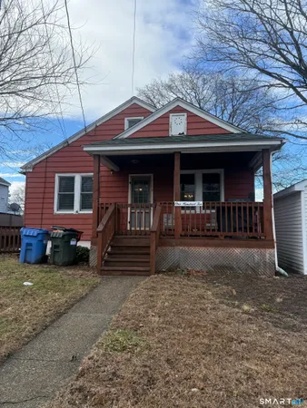 a view of a house with backyard