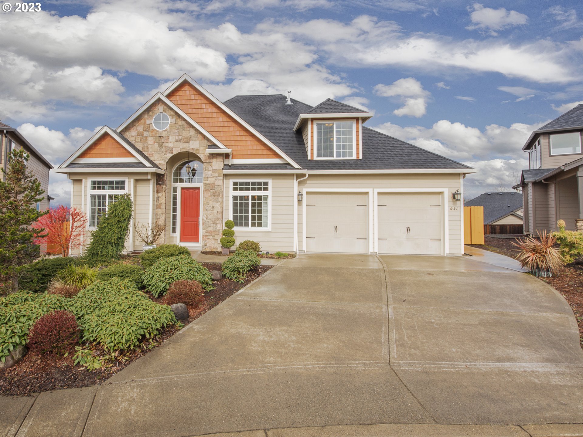 931 North 11th Place Ridgefield, WA 98642 - Photo 1 of 31 front view of a house with a yard