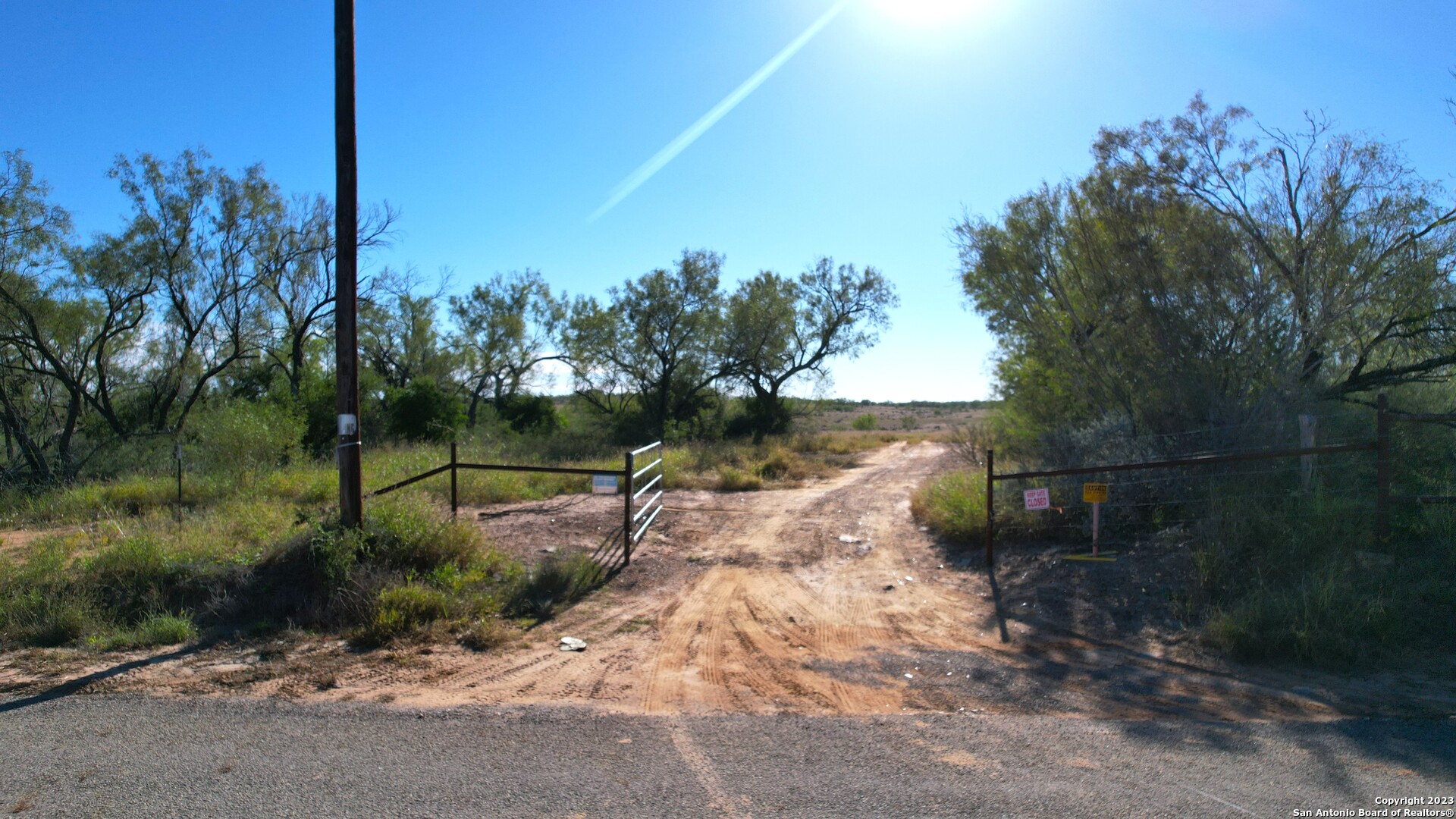 1913 County Road 3000 Pearsall, TX 78061 - Photo 4 of 38 a backyard of a house with lots of green space