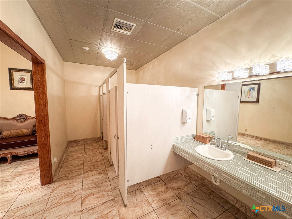 202 East Forrest Street Victoria, TX 77901 - Photo 27 of 47 a bathroom with a sink and a mirror