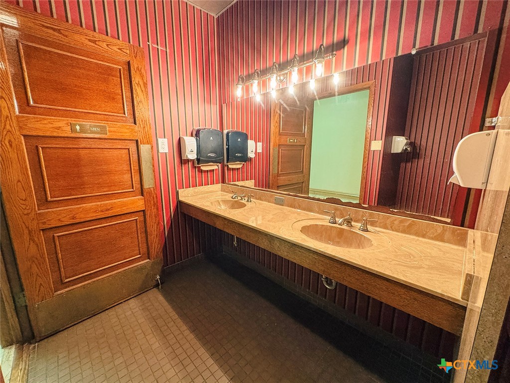202 East Forrest Street Victoria, TX 77901 - Photo 29 of 47 a bathroom with a double vanity sink and a mirror