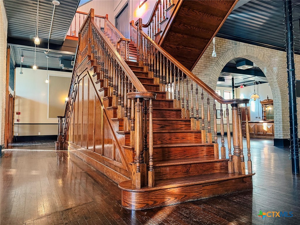 202 East Forrest Street Victoria, TX 77901 - Photo 8 of 47 a view of entryway