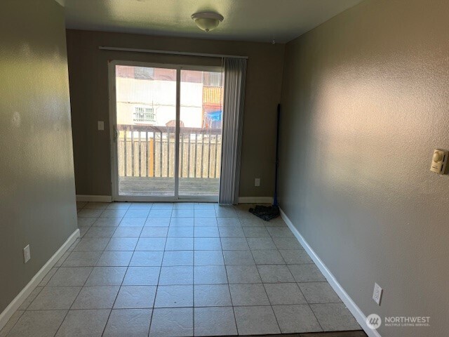 2716 South 258th Place Kent, WA 98032 - Photo 8 of 11 a view of an empty room and window