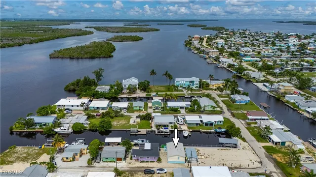 a picture of a table and chairs