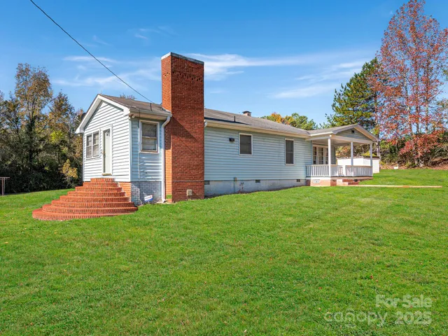 a view of a house with a backyard