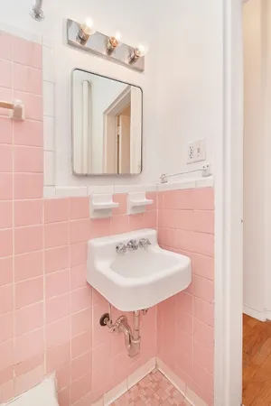 $2,350 | 319 West 29th Street, Unit 2B | Chelsea