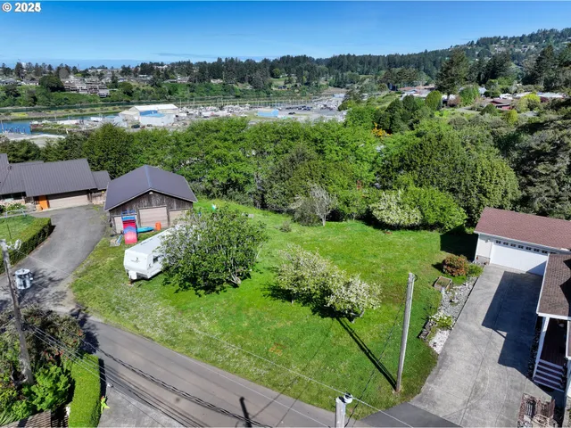 an aerial view of a house with yard outdoor seating and lake