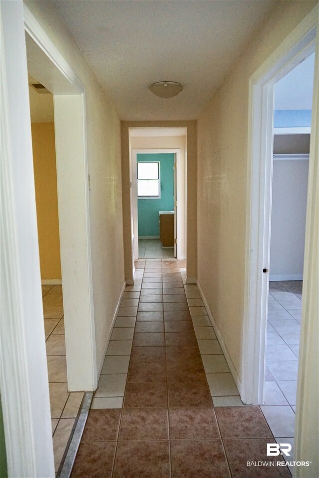 19757 South County Road 20 Foley, AL 36535 - Photo 17 of 23 Hallway