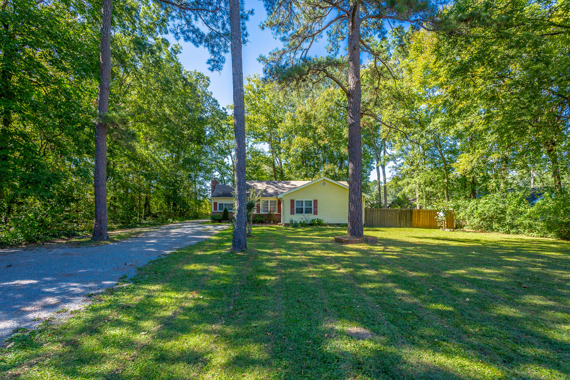 421 Frawley Road Chattanooga, TN 37412 - Photo 2 of 24 Front yard