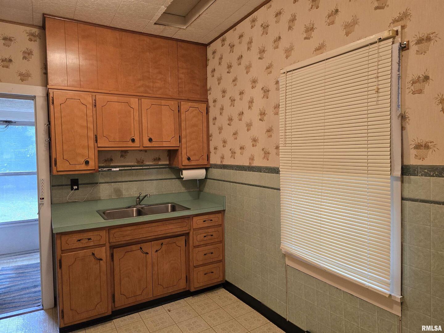 4760 Raleigh Road Eldorado, IL 62930 - Photo 18 of 19 a bathroom with a granite countertop sink and a mirror