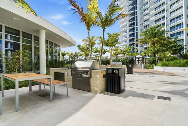 $6,700 | 220 Lake Shore Drive, Unit 1021, Lake Park, FL 33403