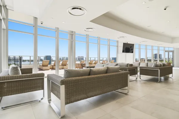 $6,700 | 220 Lake Shore Drive, Unit 1021, Lake Park, FL 33403