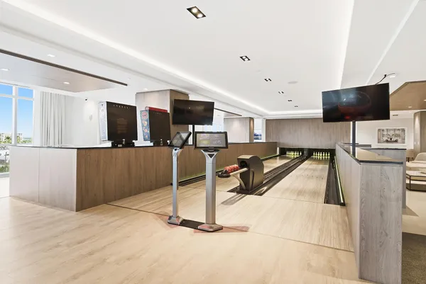 $6,700 | 220 Lake Shore Drive, Unit 1021, Lake Park, FL 33403