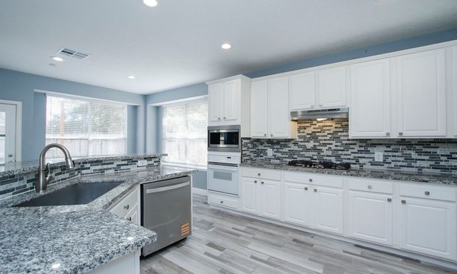 $589,500 | 2 Sweet Birch Place, The Woodlands, TX 77382