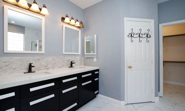 $589,500 | 2 Sweet Birch Place, The Woodlands, TX 77382