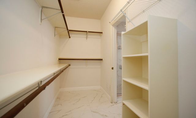 $589,500 | 2 Sweet Birch Place, The Woodlands, TX 77382