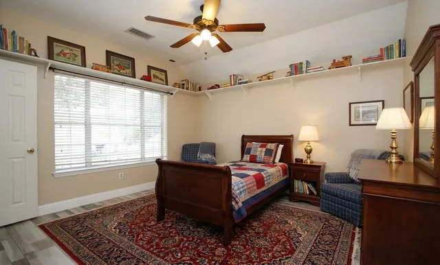 $575,000 | 2 Sweet Birch Place, The Woodlands, TX 77382