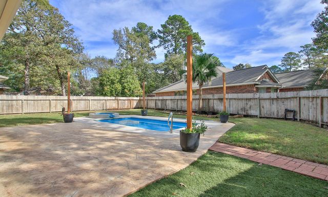 $589,500 | 2 Sweet Birch Place, The Woodlands, TX 77382