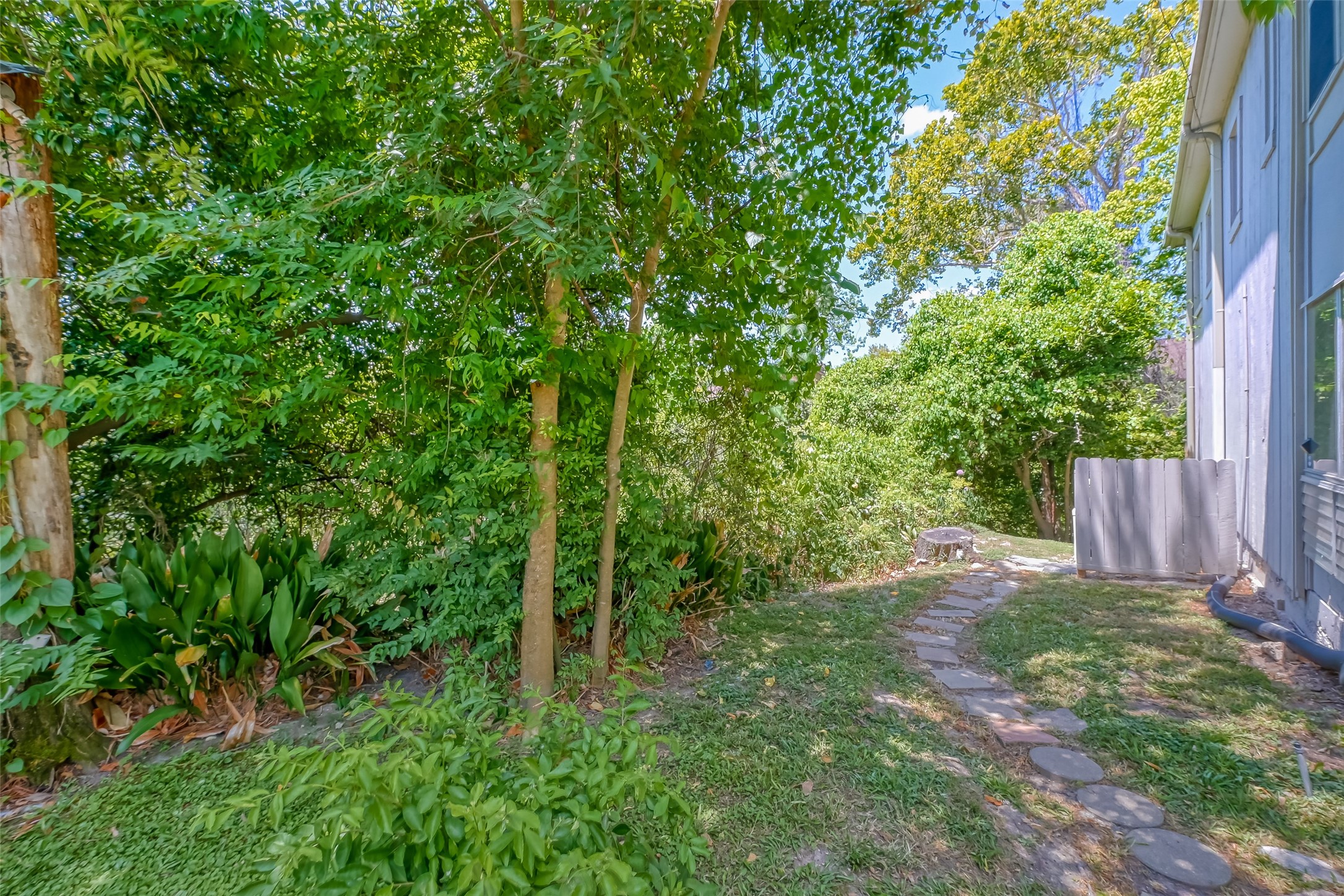 8211 Katy Freeway, Unit 19 Houston, TX 77024 - Photo 34 of 39 a backyard of a house with lots of green space