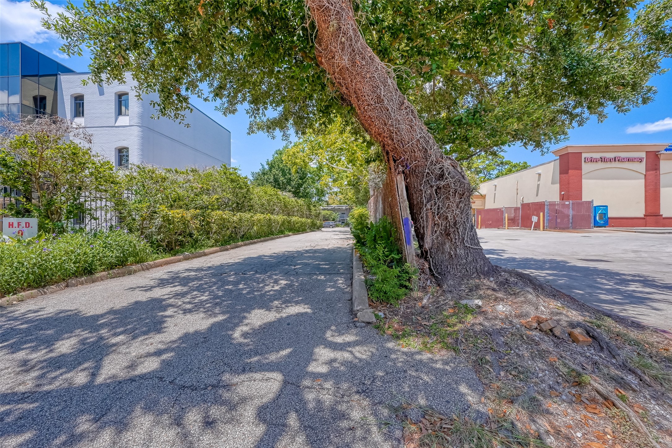 8211 Katy Freeway, Unit 19 Houston, TX 77024 - Photo 38 of 39 a backyard of a house with lots of green space