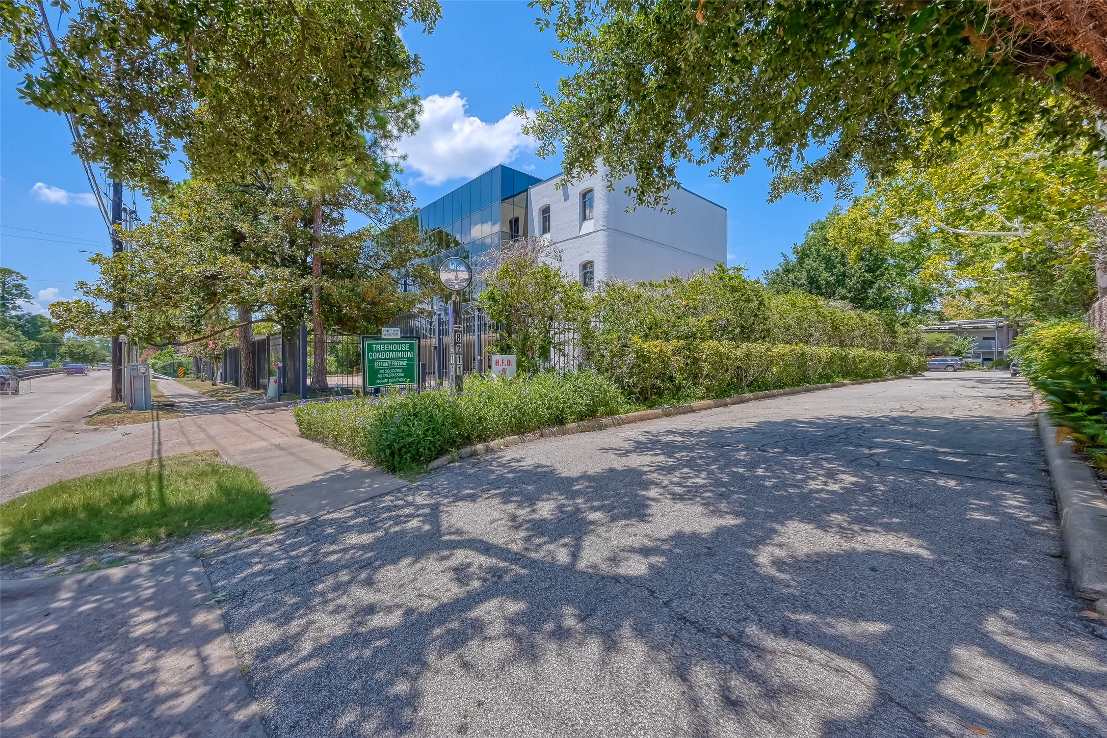 8211 Katy Freeway, Unit 19 Houston, TX 77024 - Photo 39 of 39 a view of a yard with plants and large trees