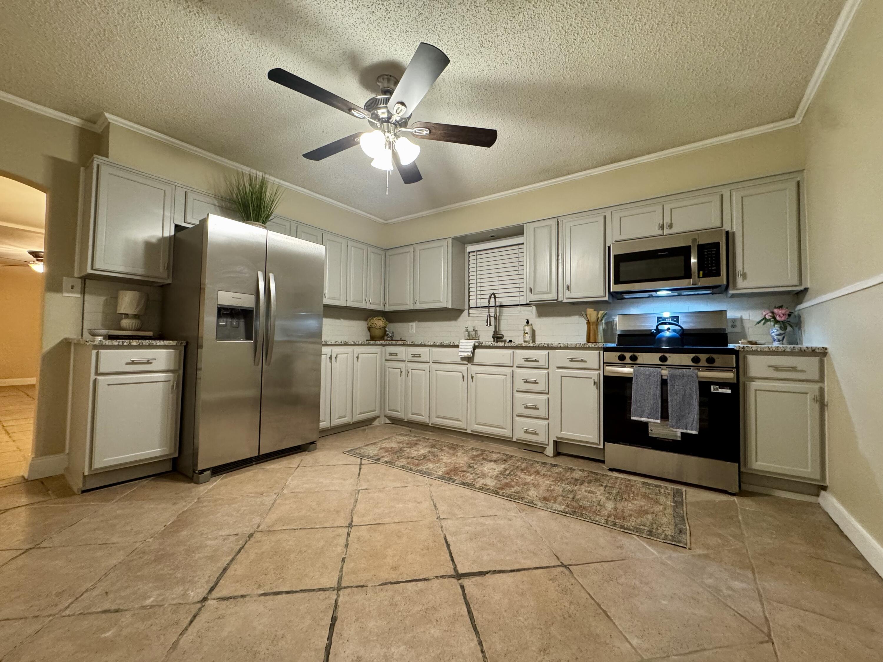 1510 28th Street Lubbock, TX 79411 - Photo 4 of 46 Photo Jan 15 2026, 6 55 19 PM