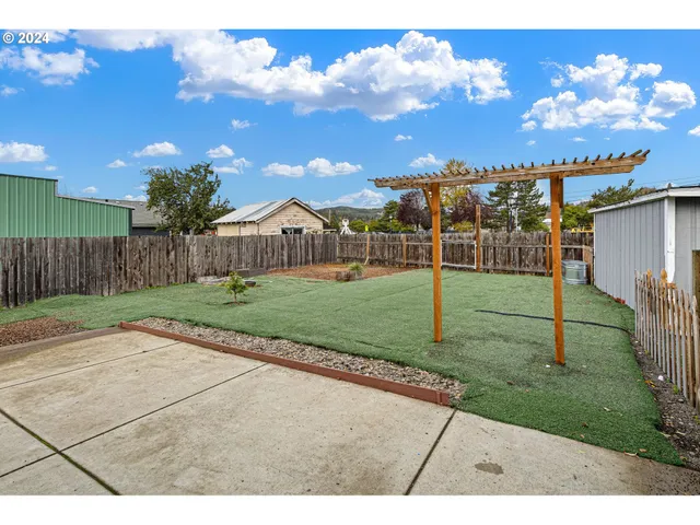 a view of a backyard