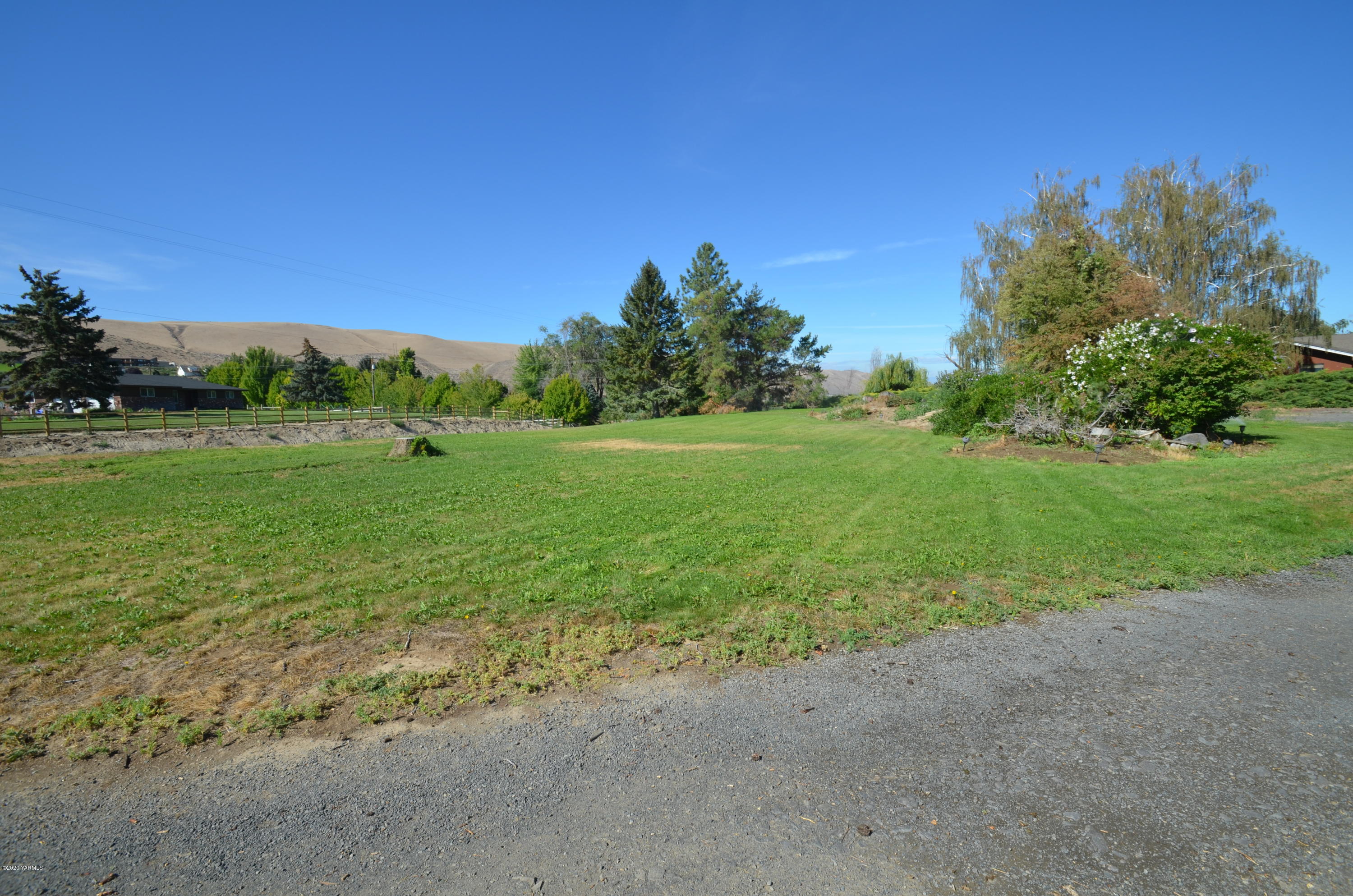 5809 Gamache Road Moxee, WA 98936 - Photo 3 of 8 Ganacheroadsidelawn