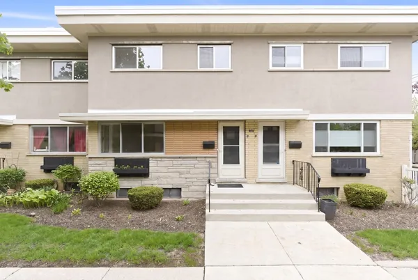 $285,000 | 614 South Milwaukee Avenue, Unit E, Libertyville, IL 60048
