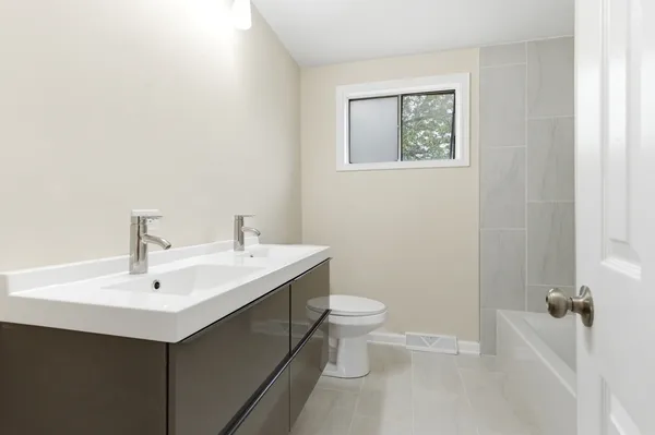 $285,000 | 614 South Milwaukee Avenue, Unit E, Libertyville, IL 60048