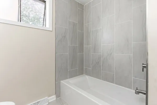 $285,000 | 614 South Milwaukee Avenue, Unit E, Libertyville, IL 60048