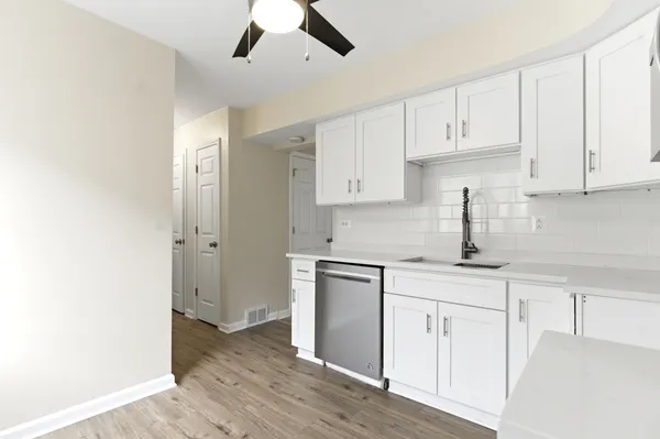 $285,000 | 614 South Milwaukee Avenue, Unit E, Libertyville, IL 60048