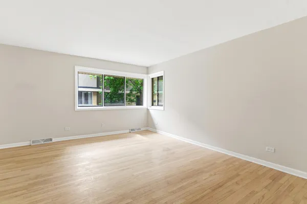 $285,000 | 614 South Milwaukee Avenue, Unit E, Libertyville, IL 60048