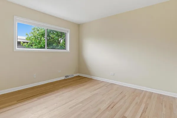$285,000 | 614 South Milwaukee Avenue, Unit E, Libertyville, IL 60048