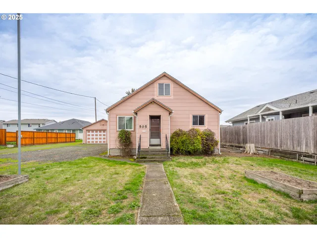 a view of backyard of the house