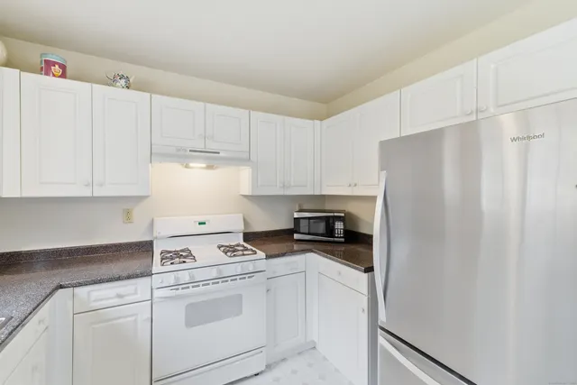 $389,900 | 25 Hamden Hills Drive, Unit 69, Hamden, CT 06518