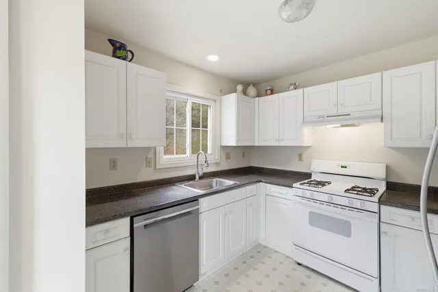 $389,900 | 25 Hamden Hills Drive, Unit 69, Hamden, CT 06518