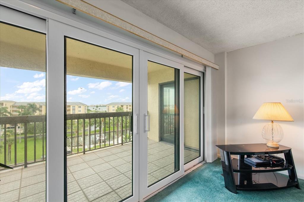 401 150th Avenue, Unit 251 Madeira Beach, FL 33708 - Photo 13 of 45 a room with a table and a lamp