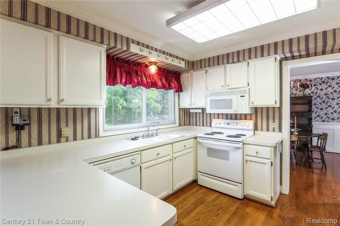 1142 Greenleaf Drive Rochester, MI 48309 - Photo 11 of 55 013-Kitchen-4657104-medium.jpg