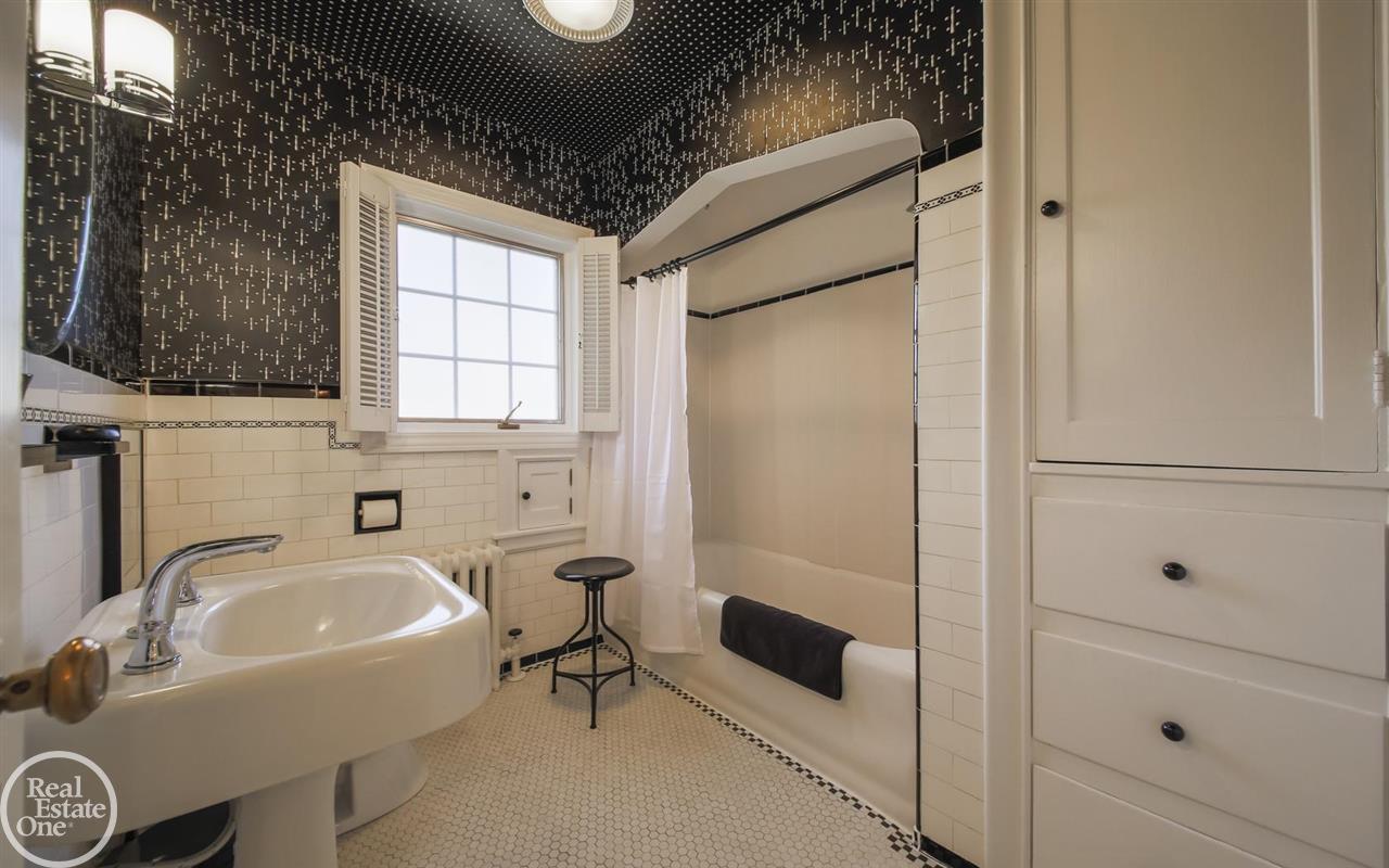 1712 Broadstone Road Grosse Pointe Woods, MI 48236 - Photo 17 of 34