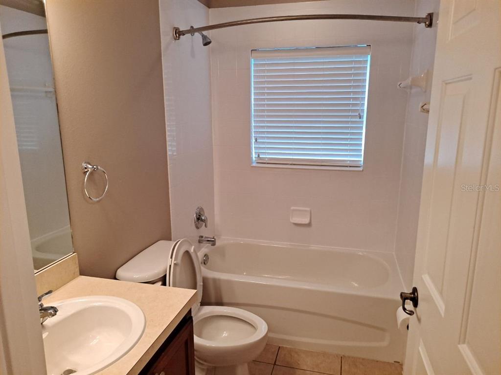 13534 Biscayne Grove Lane Grand Island, FL 32735 - Photo 7 of 12 a bathroom with a sink toilet and bathtub