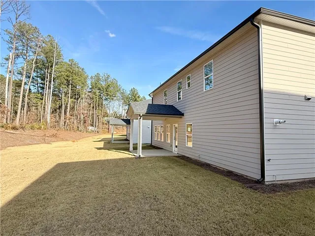 a view of a house with a yard