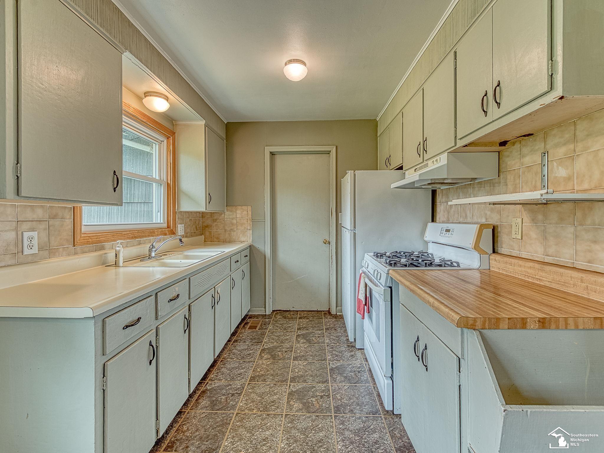 9667 Exeter Road Carleton, MI 48117 - Photo 9 of 28