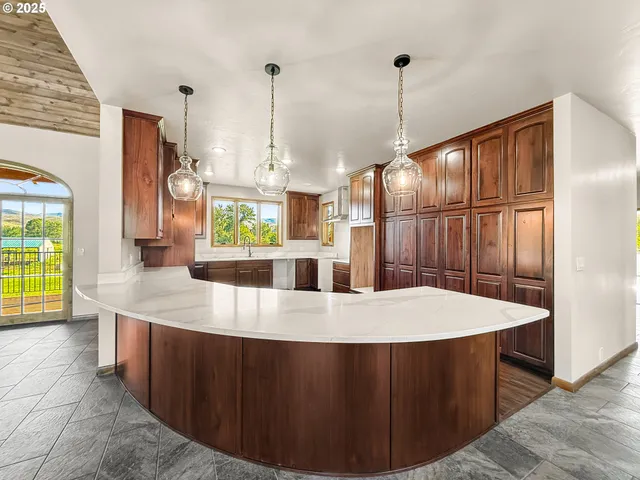 $1,350,000 | 46131 Snake River Road, Richland, OR 97870