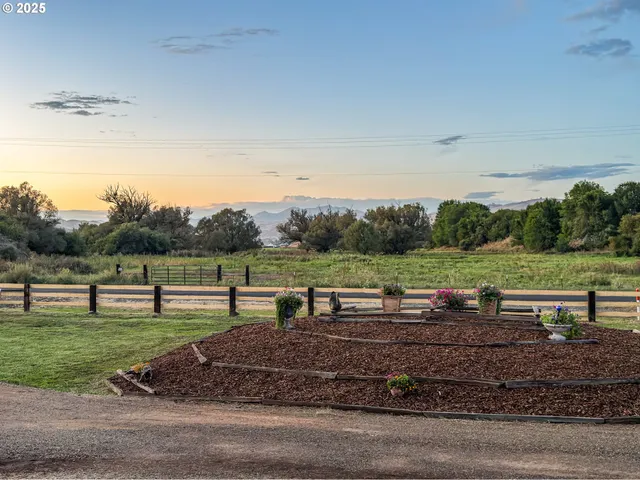 $1,350,000 | 46131 Snake River Road, Richland, OR 97870