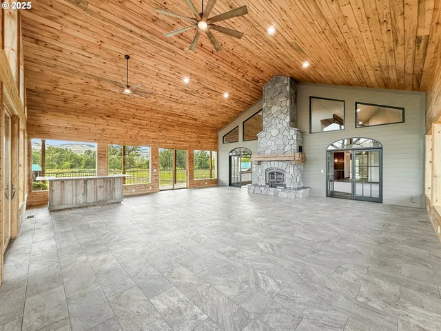 $1,350,000 | 46131 Snake River Road, Richland, OR 97870