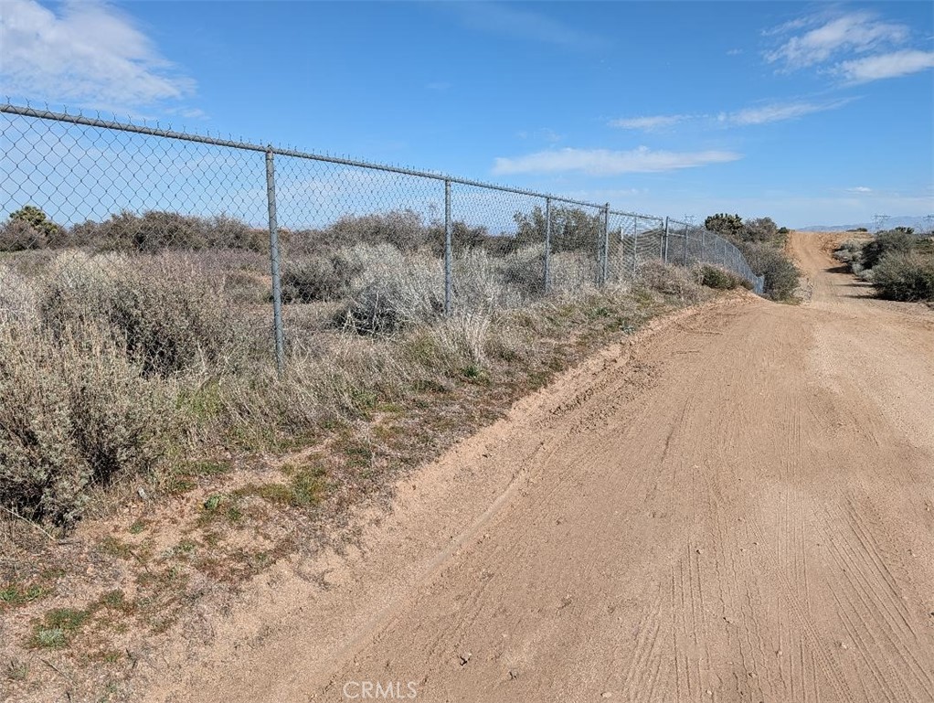 21 Atsina Road Phelan, CA 92371 - Photo 7 of 11 a view of a dry yard