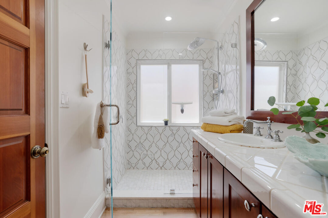 9044 Lloyd Place West Hollywood, CA 90069 - Photo 21 of 35 a bathroom with a tub sink and mirror