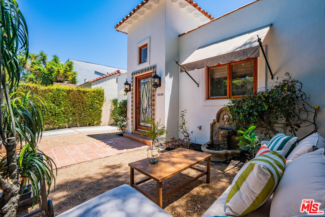 9044 Lloyd Place West Hollywood, CA 90069 - Photo 34 of 35 a backyard of a house with seating space