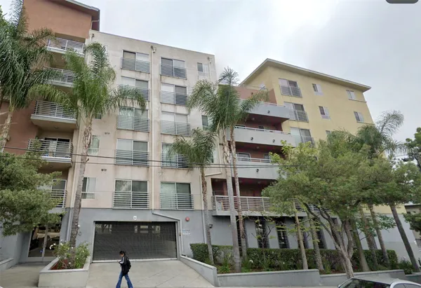 $1,046 | 950 South Harvard Boulevard, Los Angeles, CA 90006